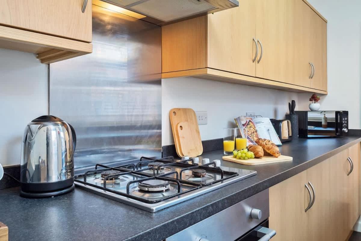 Nursery House By Truestays - 3 Bedroom House In Stoke-On-Trent エクステリア 写真